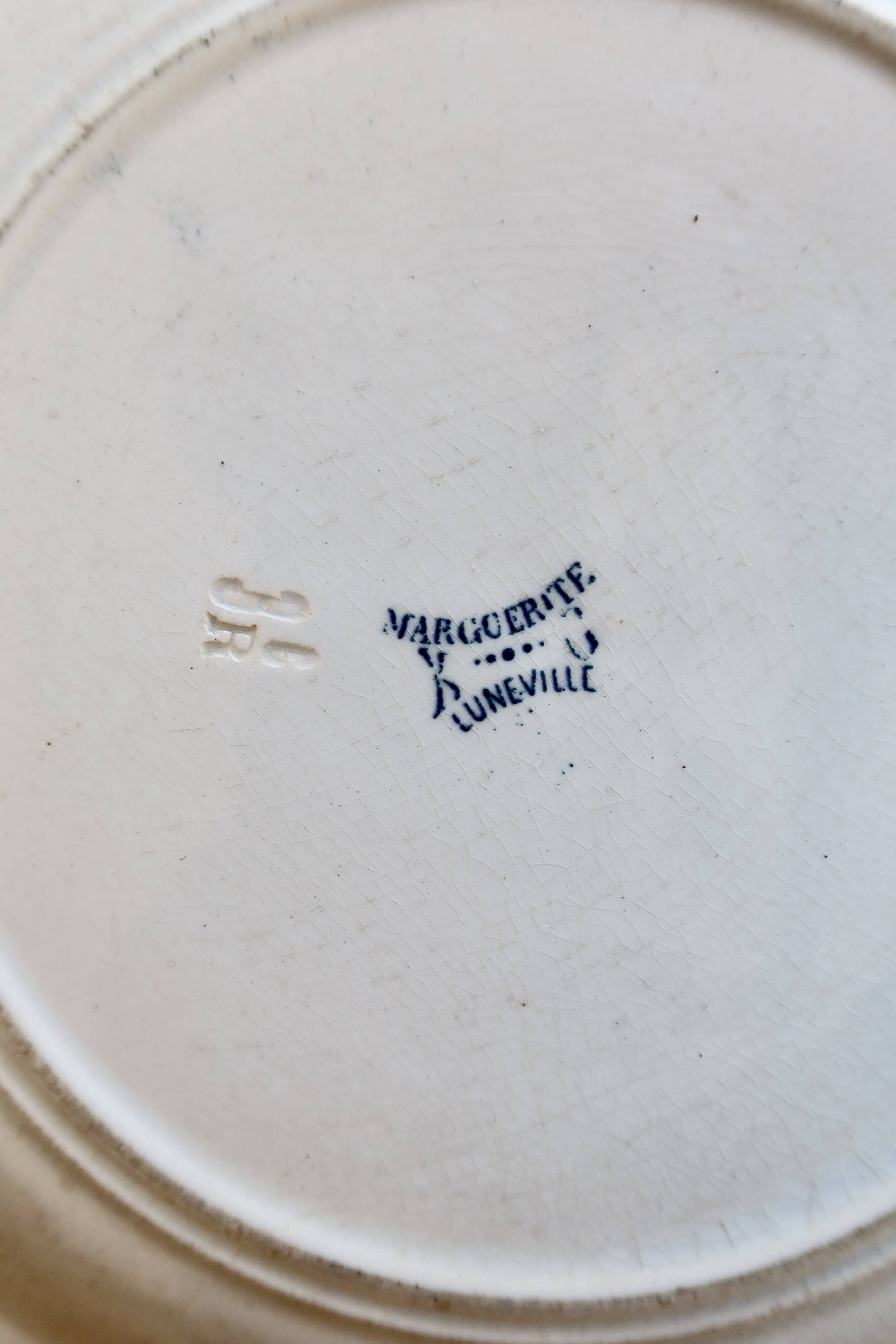 Antique flat plate, ironstone Lunéville K&G, Marguerite model.