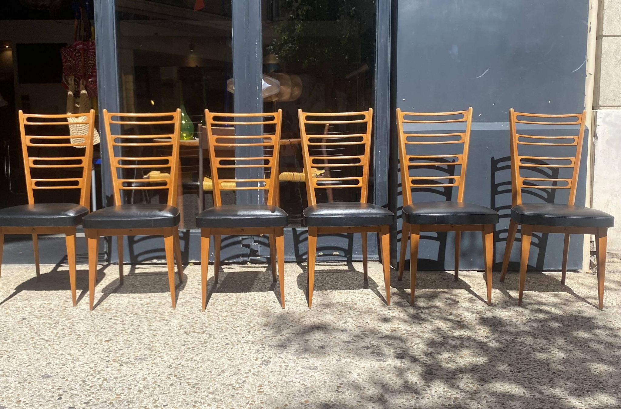 6 chaises bois et skaï noir années 60