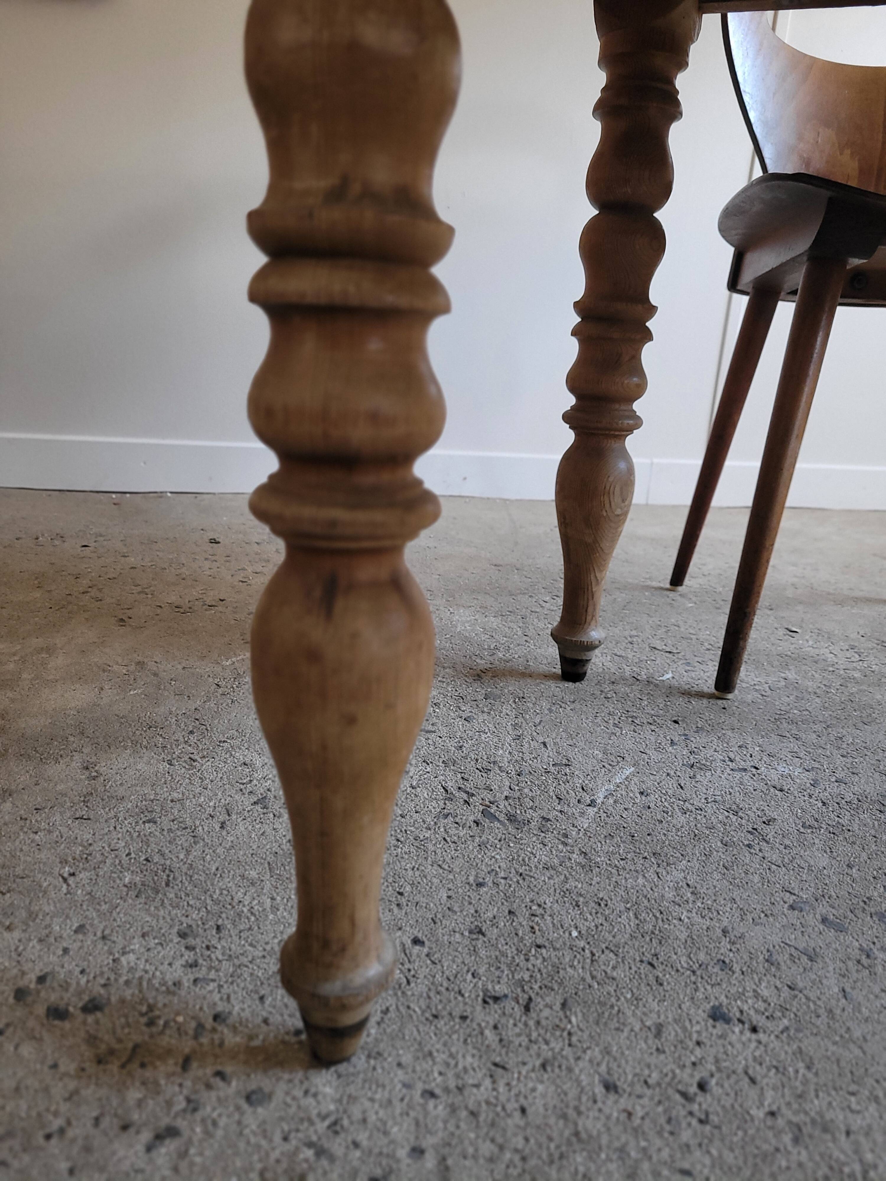 Round table with solid wood leaves