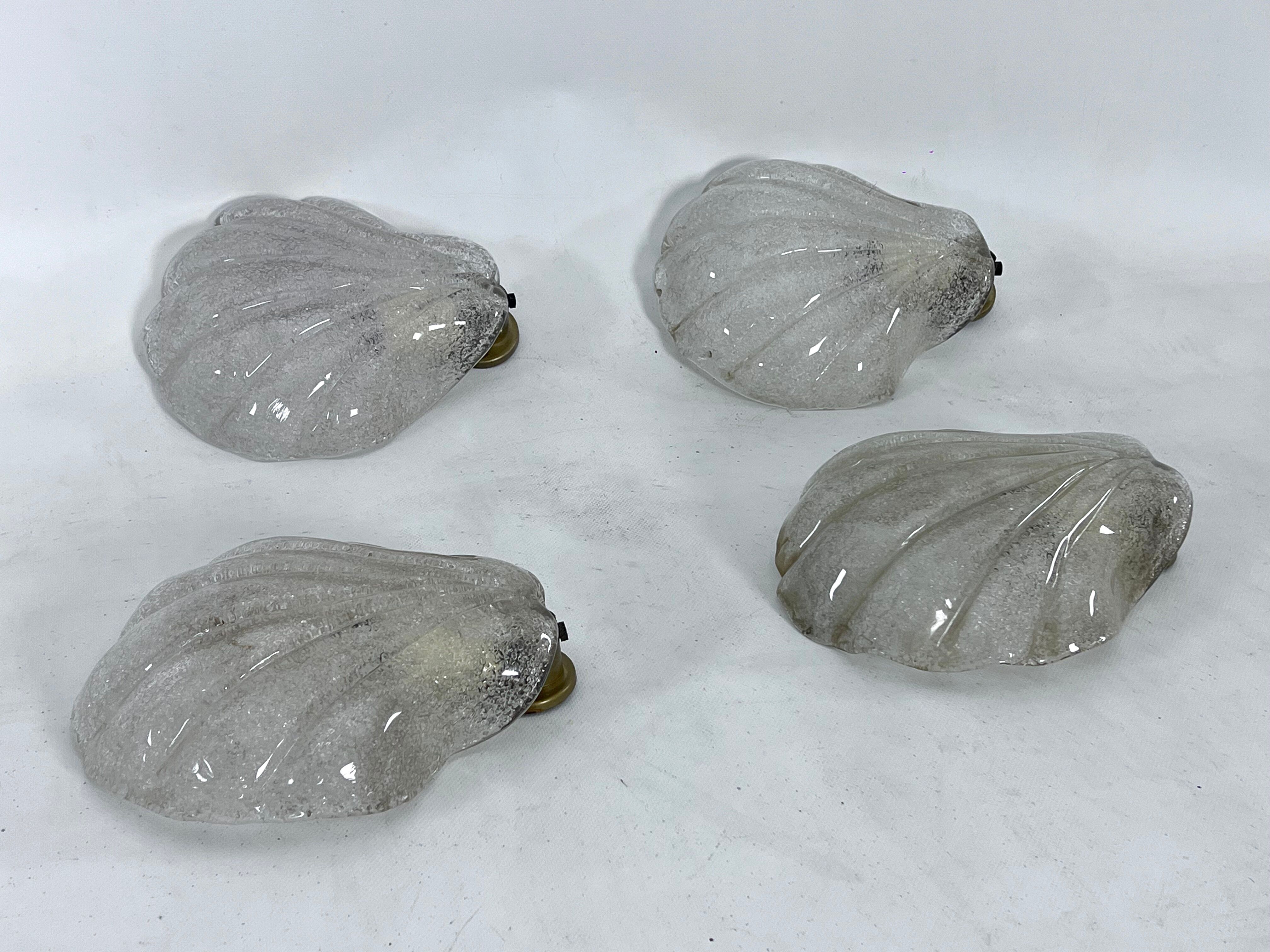 Ensemble de quatre appliques coquillages en verre de Murano et laiton, Italie des années 1970
