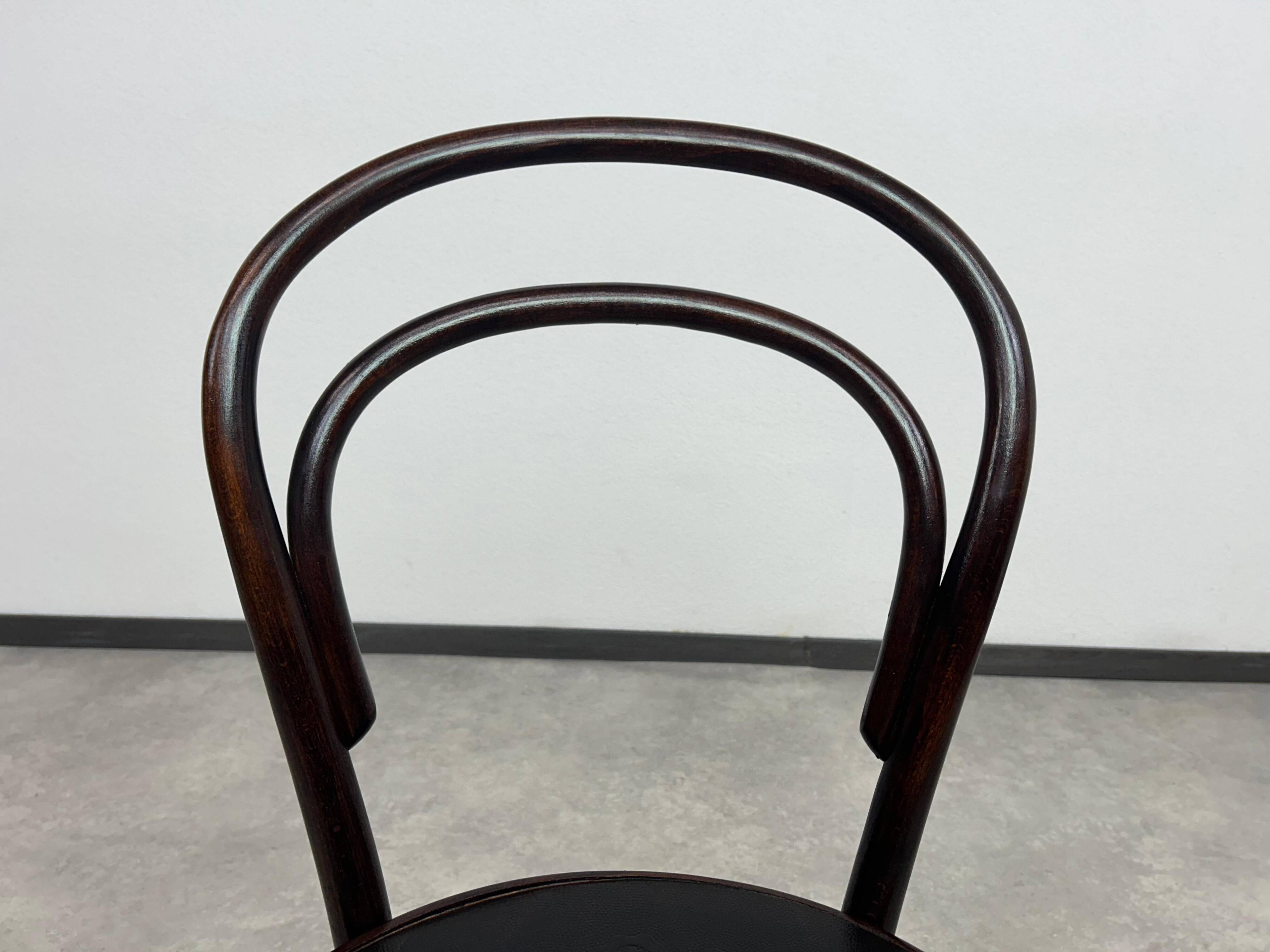Curved wooden dining chairs no. 14 by Ton Bystřice pod Hostýnem