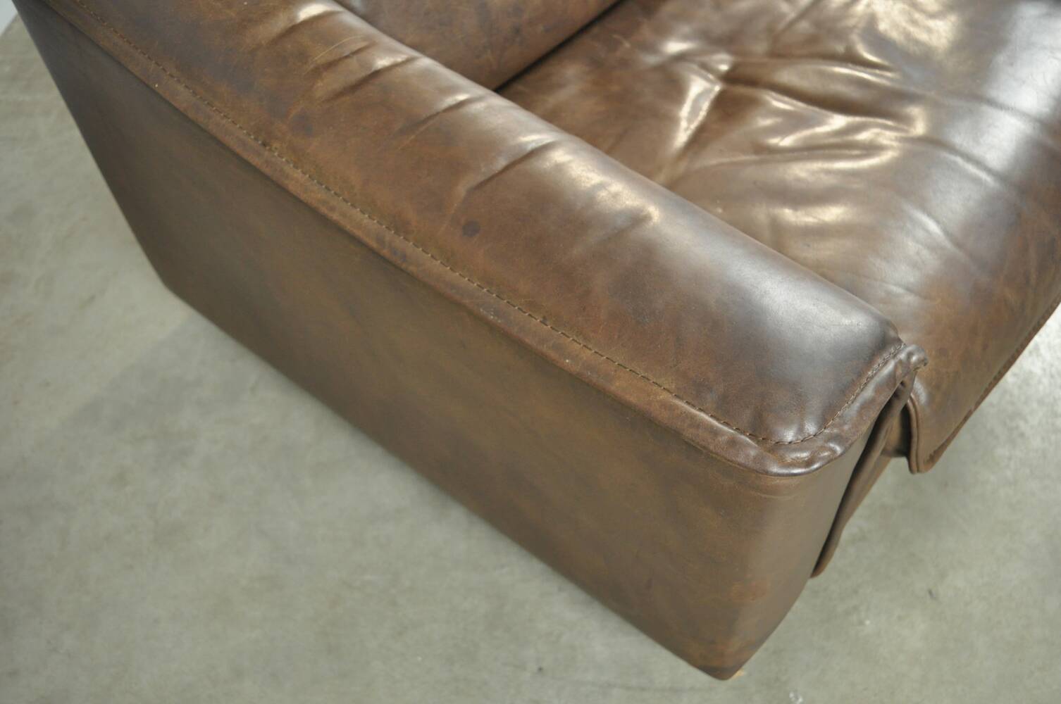 Buffalo leather vintage brutalist armchair by hugo de ruiter, leolux, 1970s