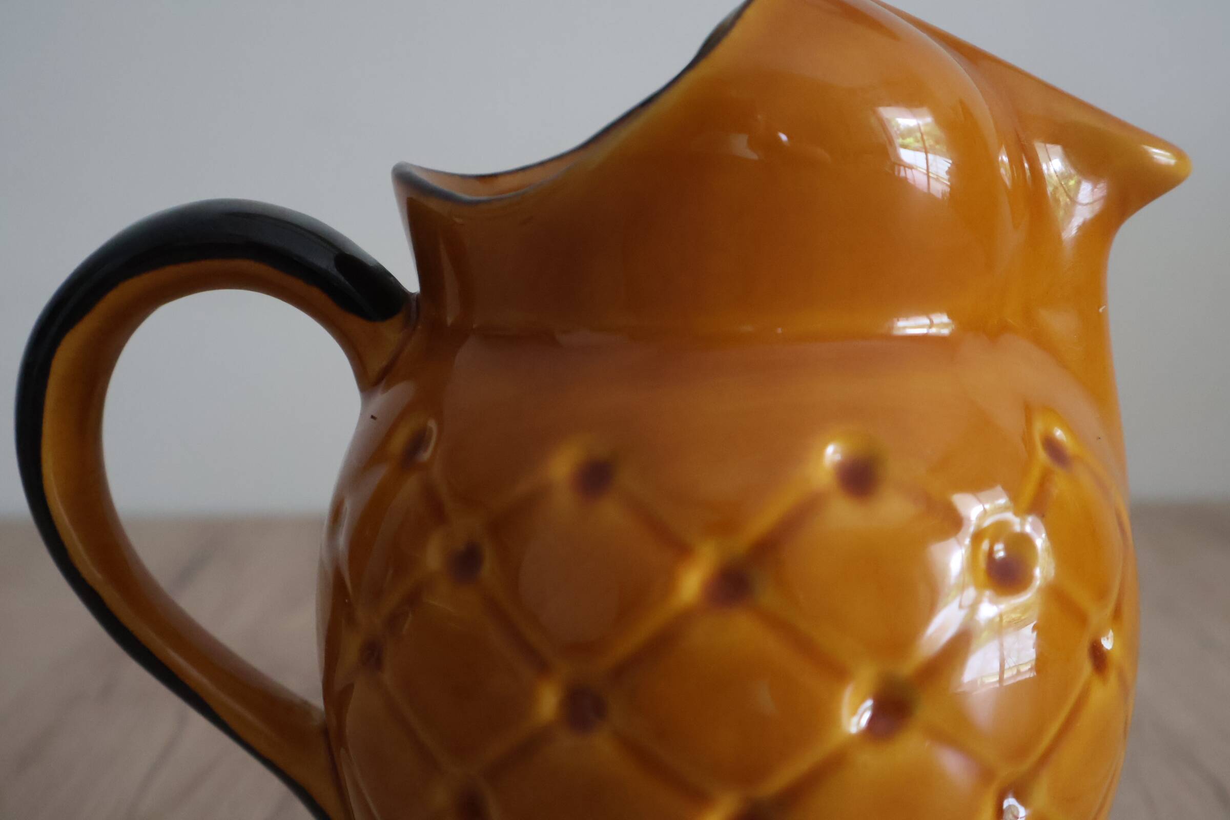 Pichet en céramique motif ananas années 60