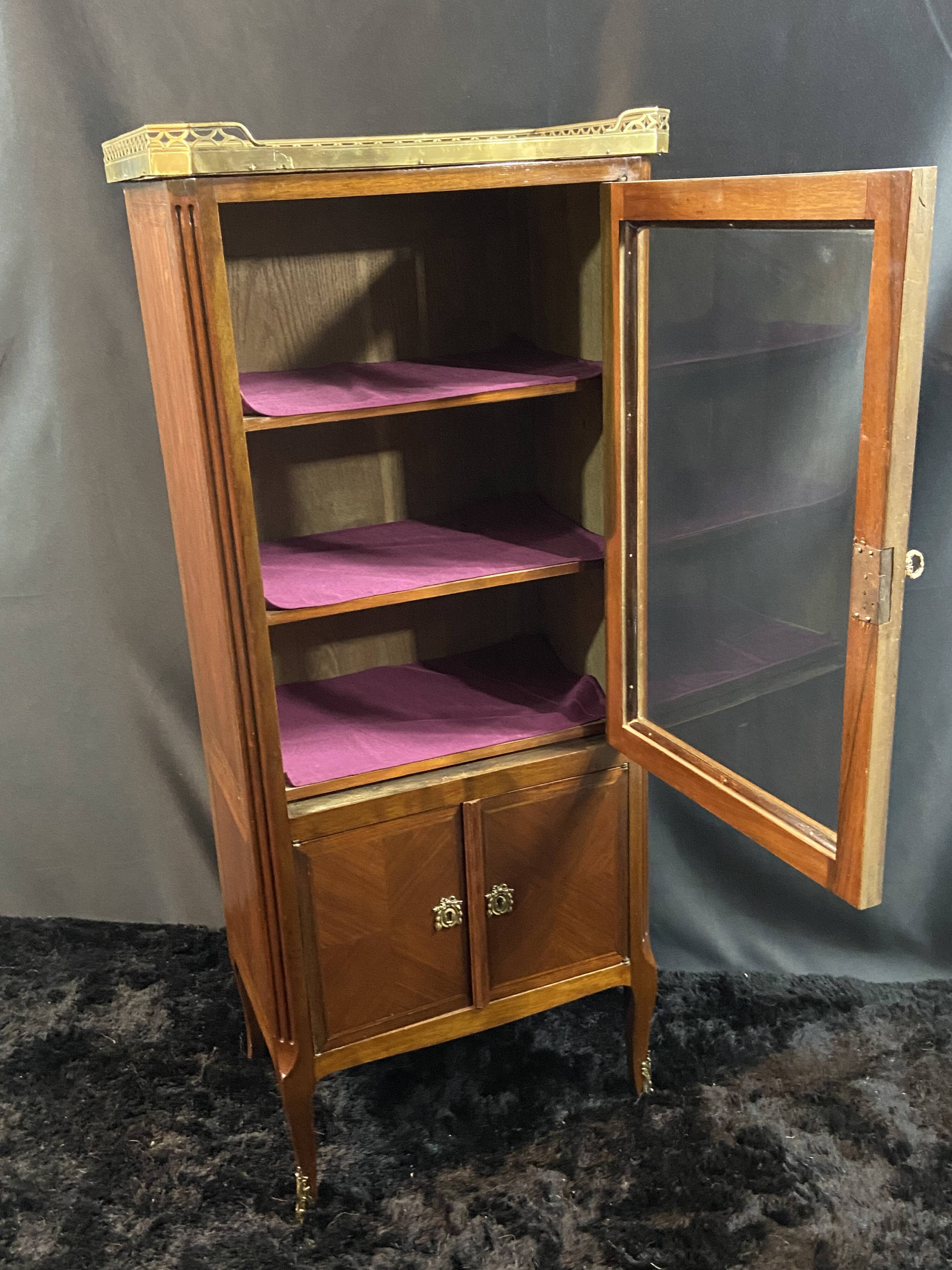 Small 19th-century display cabinet in the Transition style between Louis XV and Louis XVI.