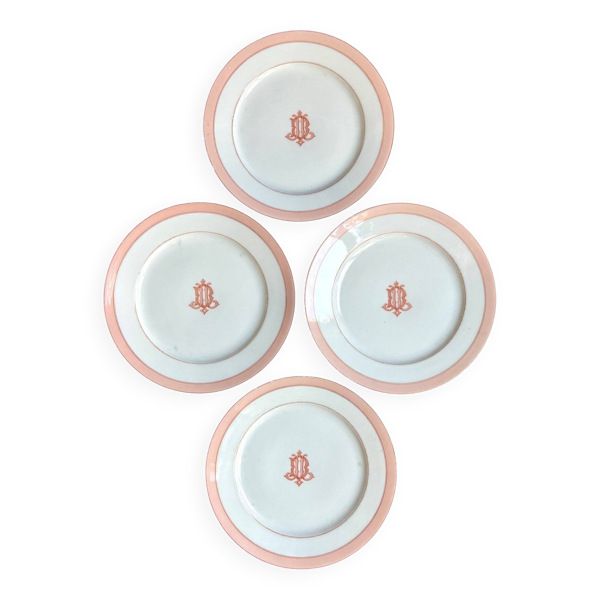 4 assiettes à dessert en porcelaine rose monogrammée