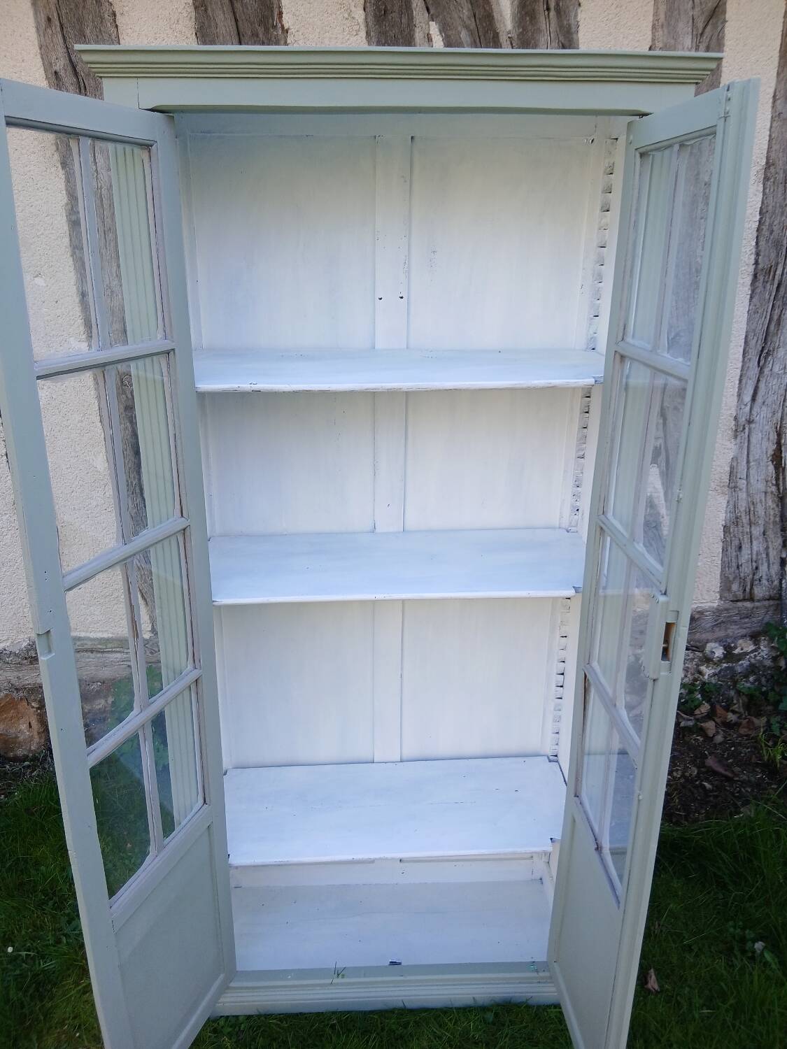 Parisian style display cabinet with 2 doors and 3 shelves in Luxembourg green.