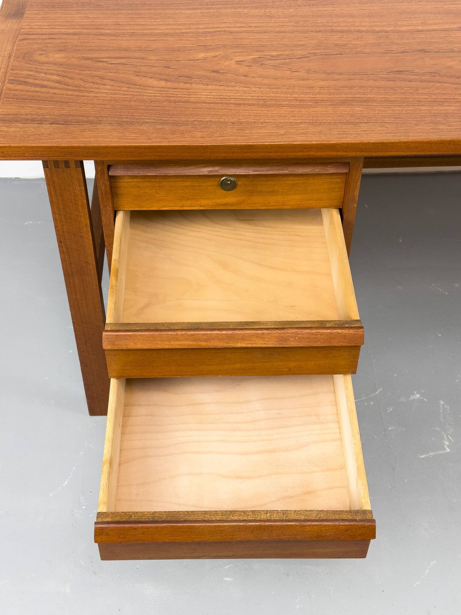 Mid-century teak desk by Svend Åge Madsen for Sigurd Hansen, 1960s.