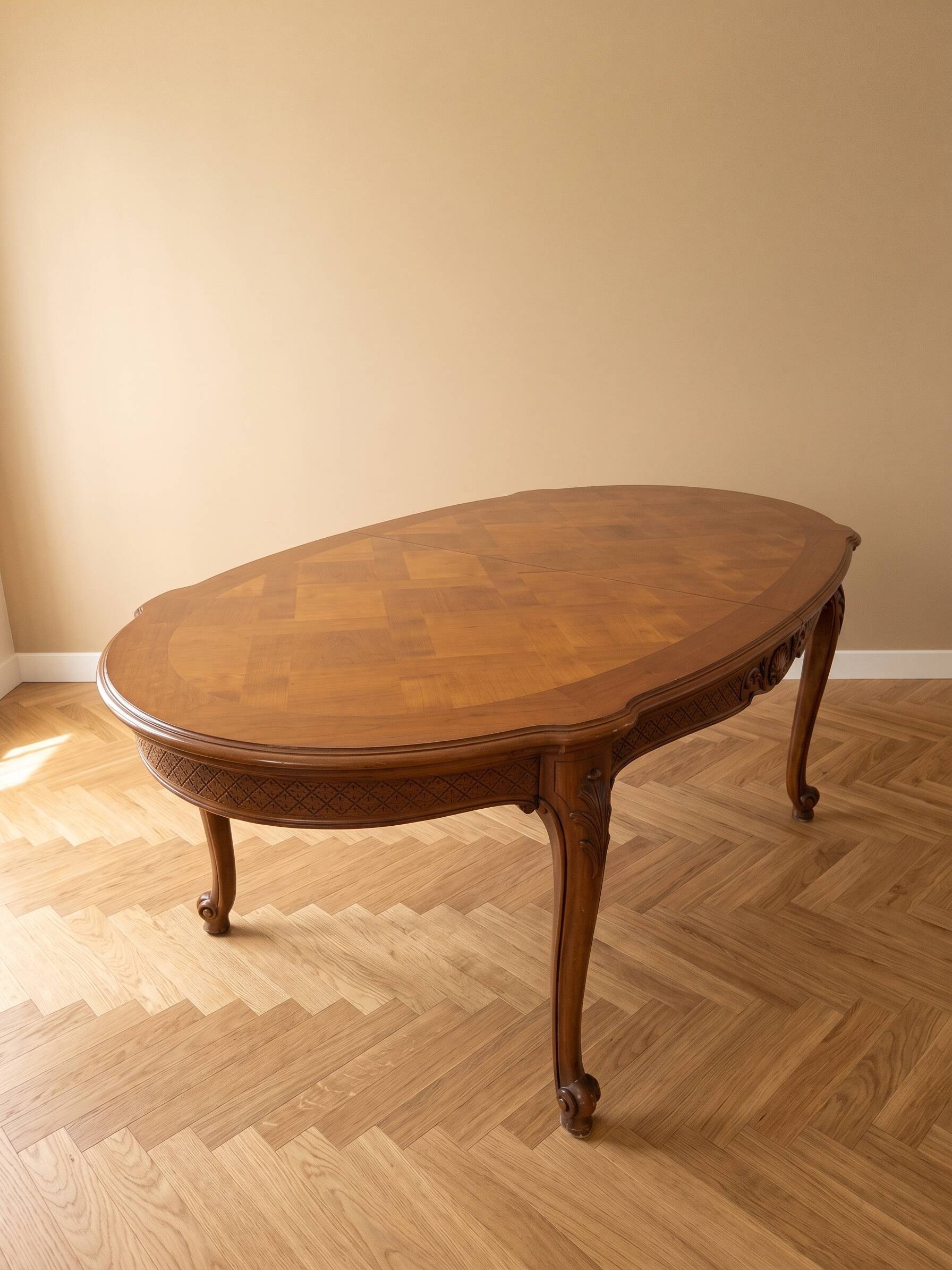 Dining table in cherry wood