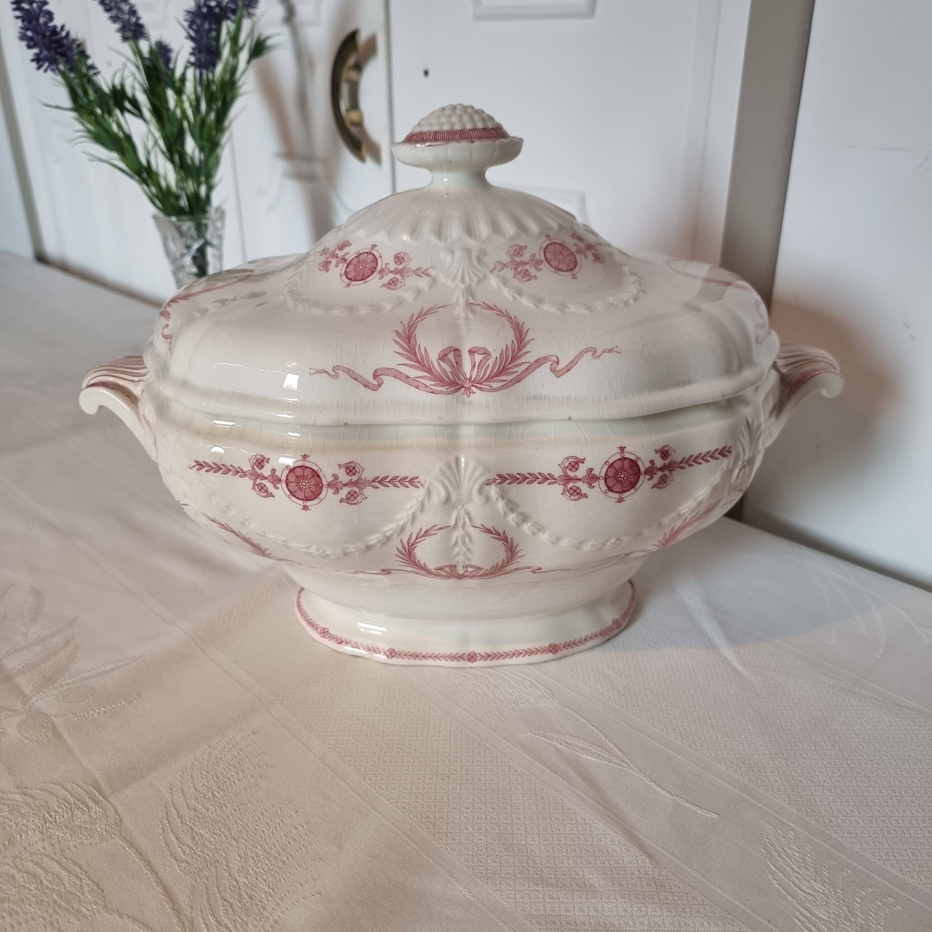 Superb and large English porcelain soup tureen by Minton (19th century)