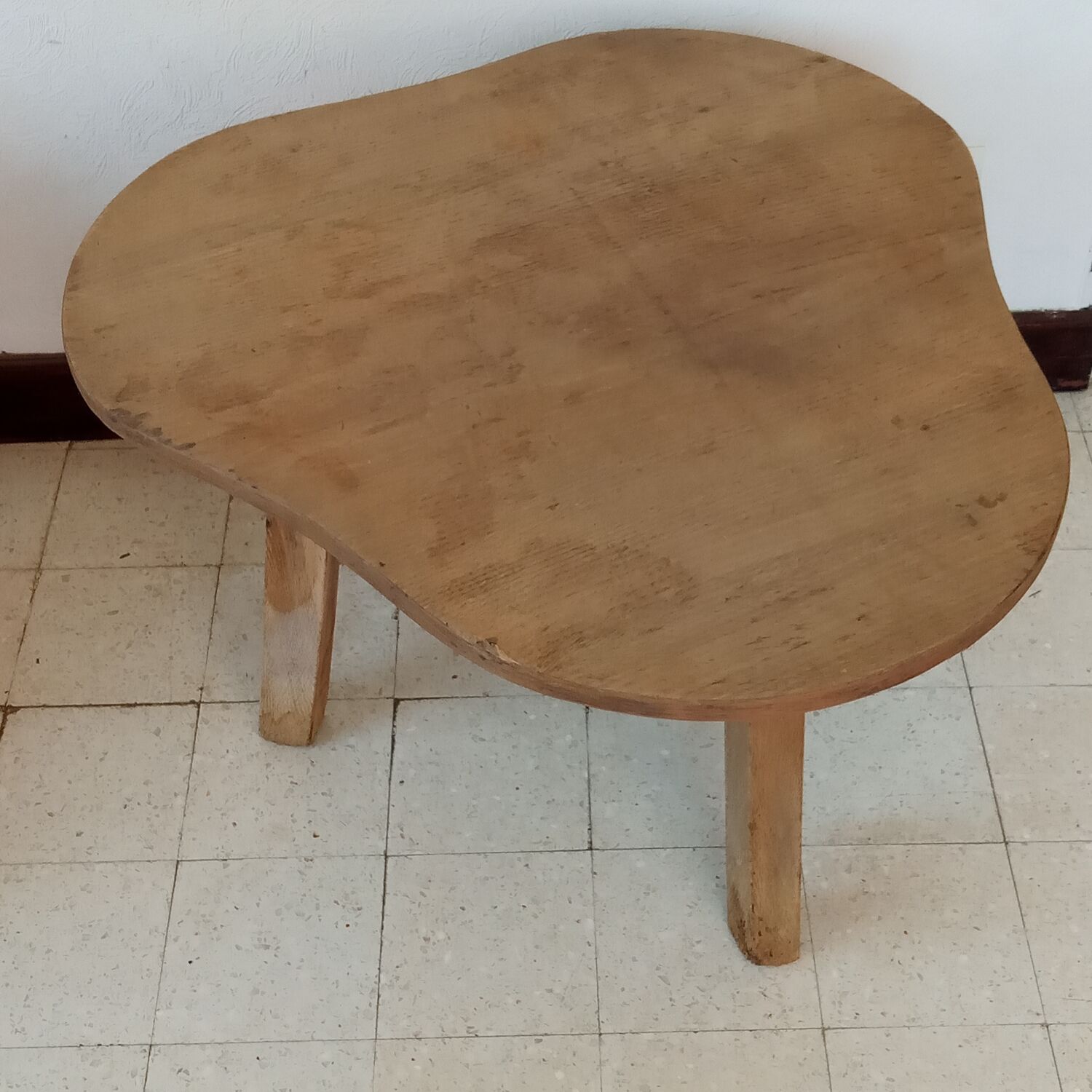 Table tripode brutaliste