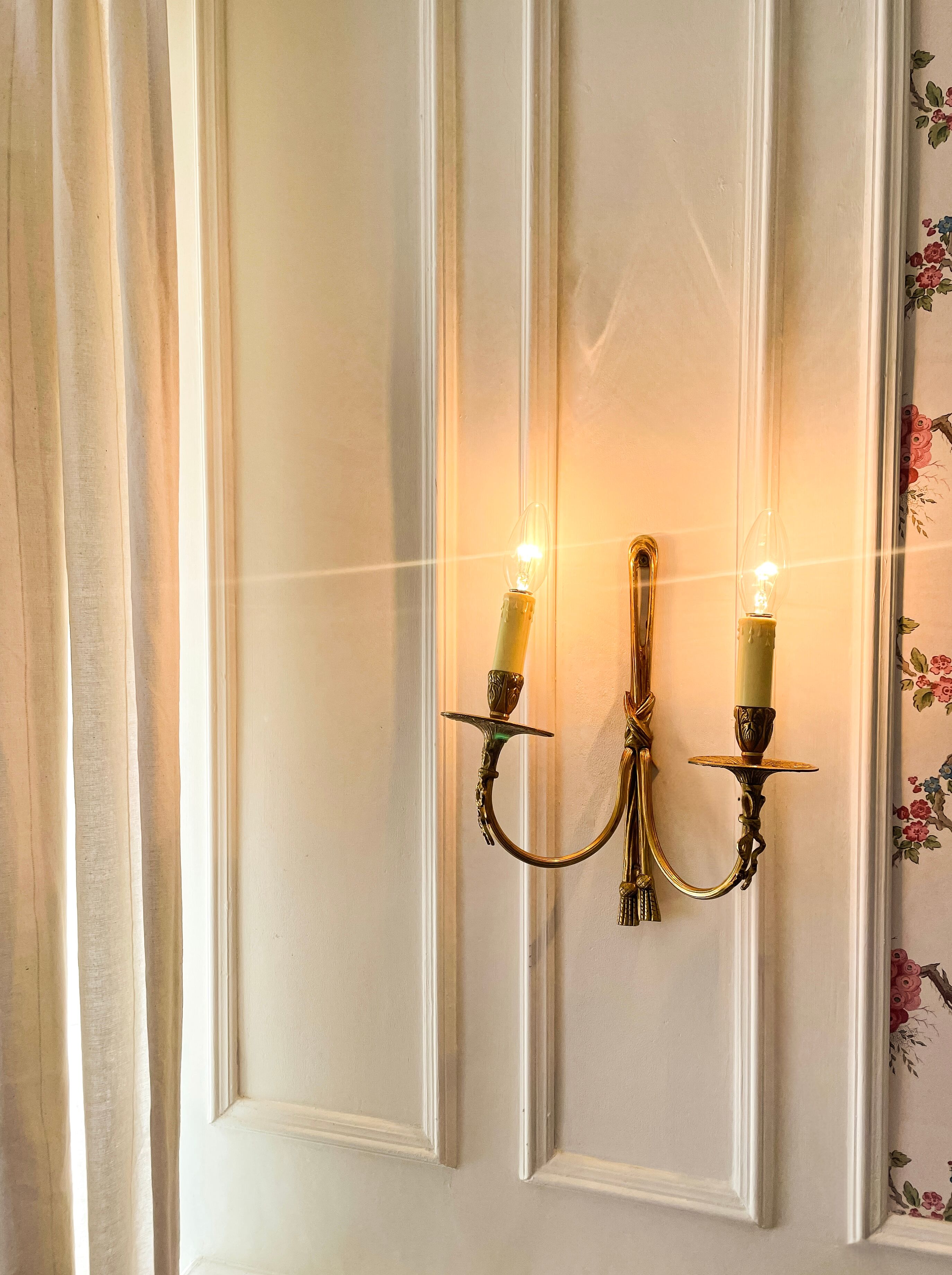 Wall light in solid brass in Empire / Neoclassical style.