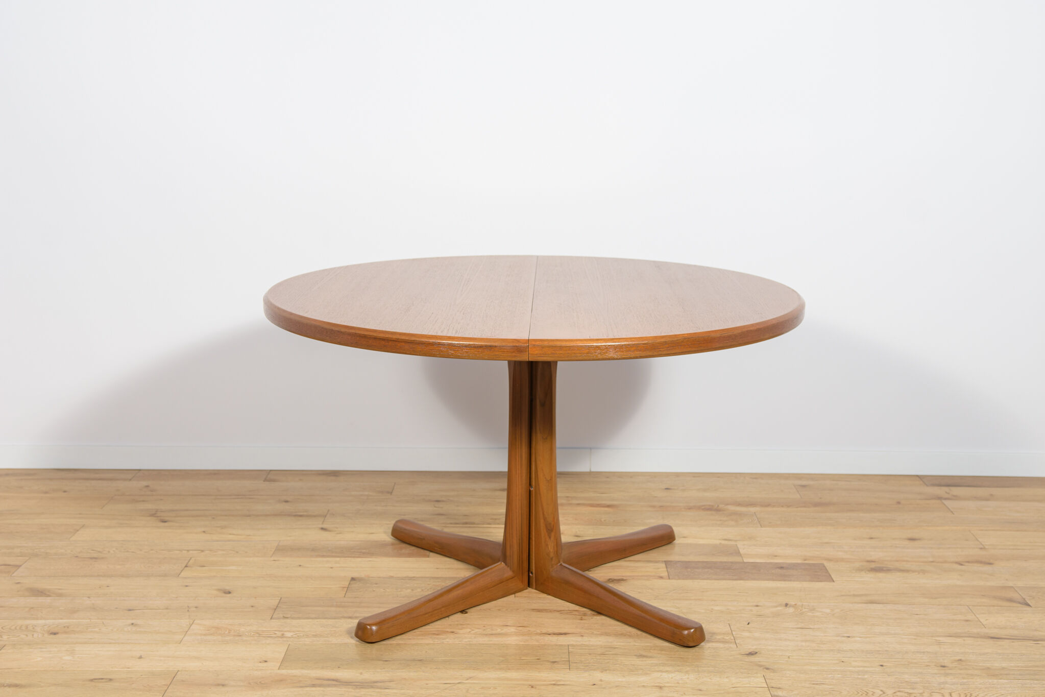 Mid-century round extendable teak dining table from McIntosh, United Kingdom, 1960s