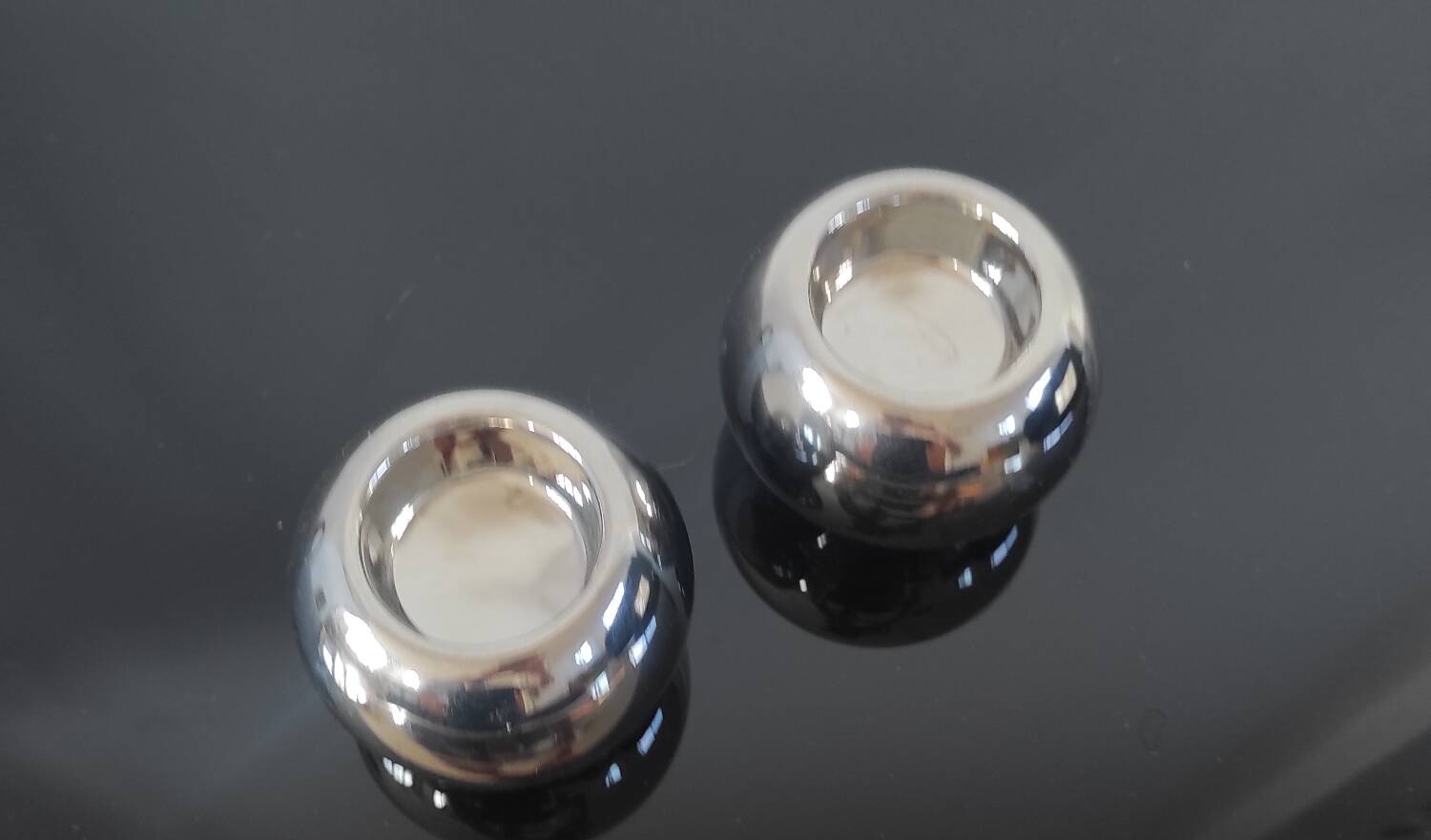 Paire de bougeoirs / photophores boules en céramique argentée effet mi