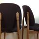 Chaises Pegases de Baumann retapissées tissu velours noir ras