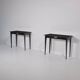 Paire de tables de chevet italiennes des années 1950 en laque gomme-laque noire avec poignées en laiton