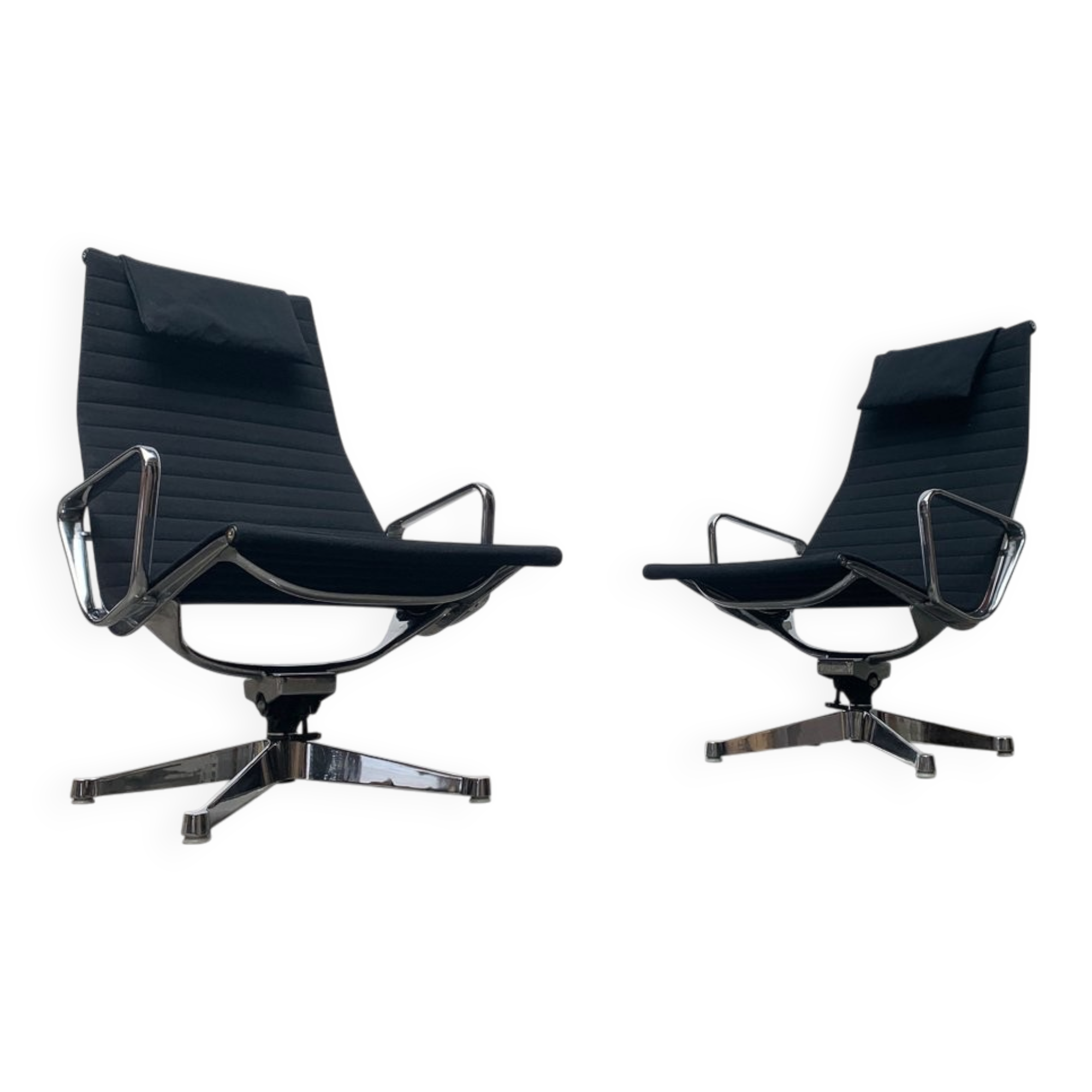 Set of aluminium chairs EA 124 Mid-Century by Charles & Ray Eames for Herman Miller, 1960s.