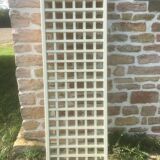Off-white claustra screen