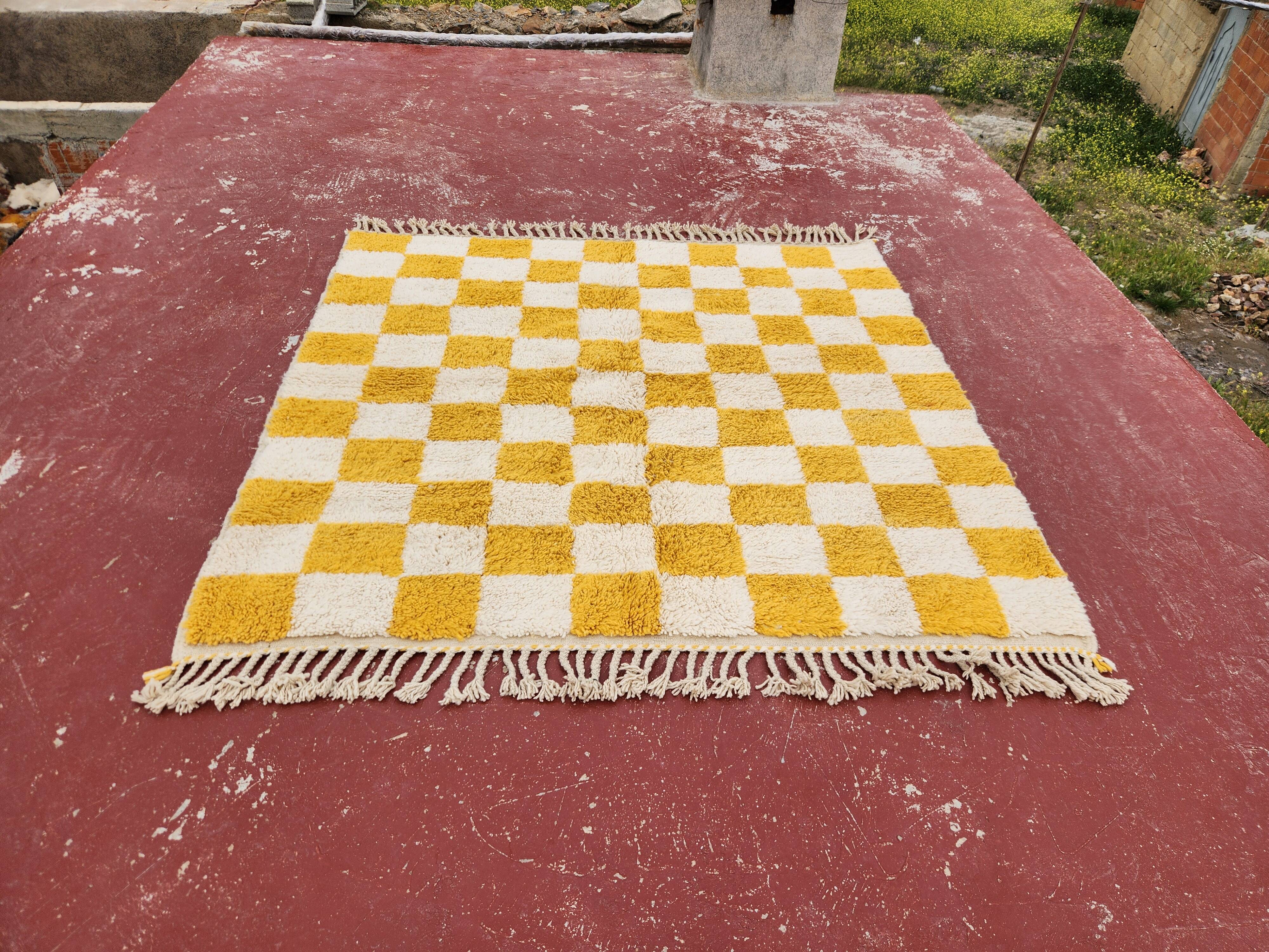 Beni Ouarain checkerboard rug 186x178 cm – Thick wool – Ochre chess pattern