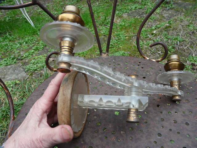 Adjustable double-arm wall light in plexiglass and brass, 1950.