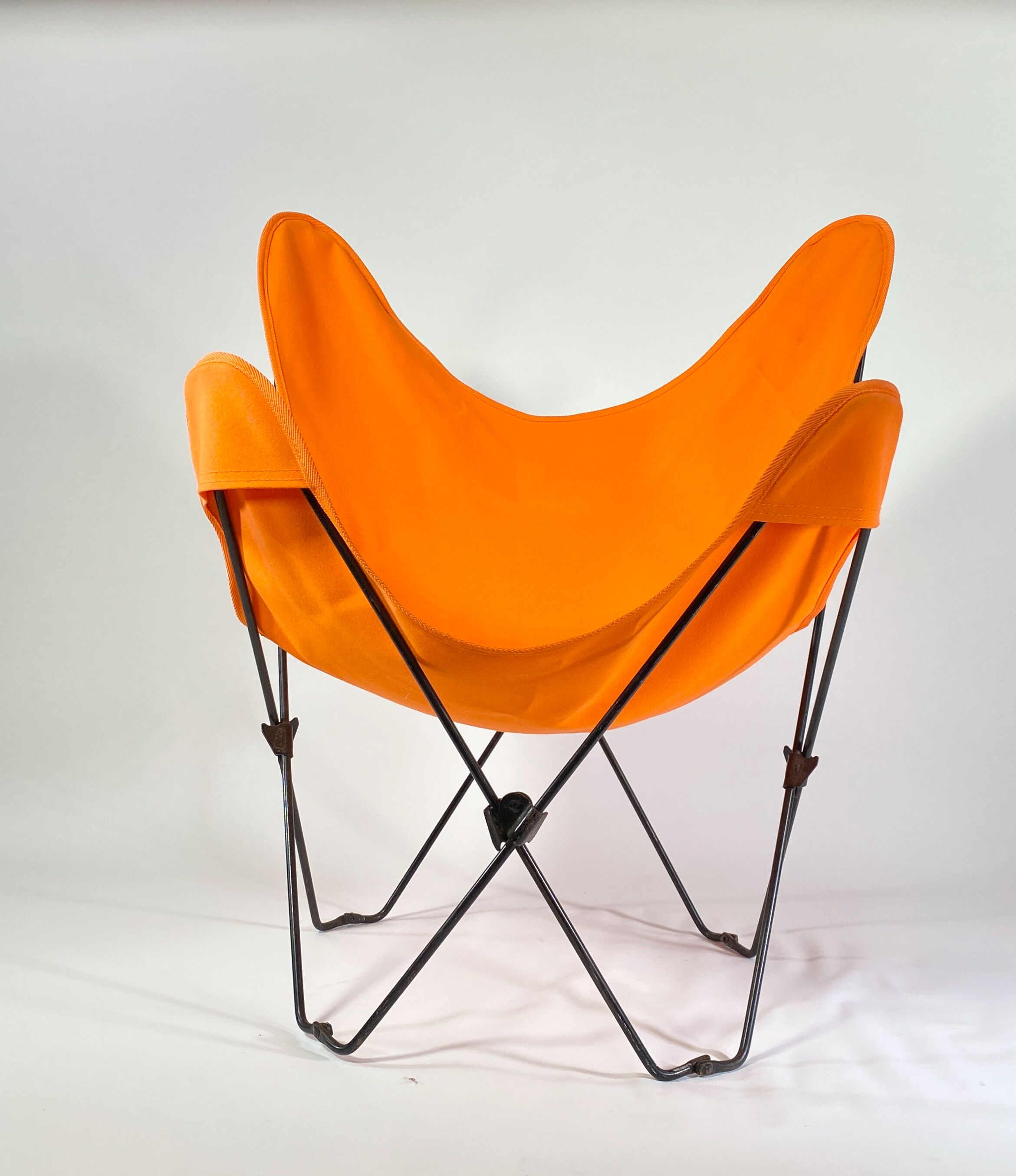 AA oui Butterfly chair by Jorge Hardoy Ferrari Pliable.