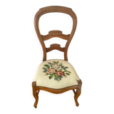 Chaise basse en bois d'acajou avec assise brodée