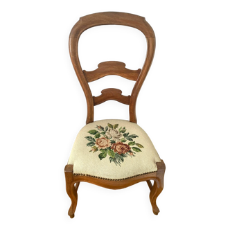 Chaise basse en bois d'acajou avec assise brodée