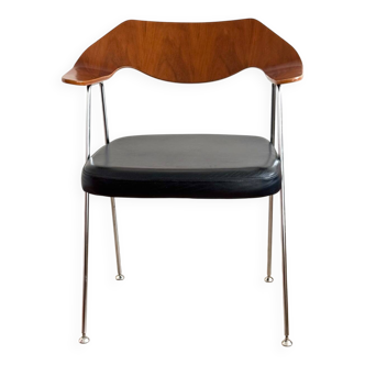 Robin Day 675 Chair
