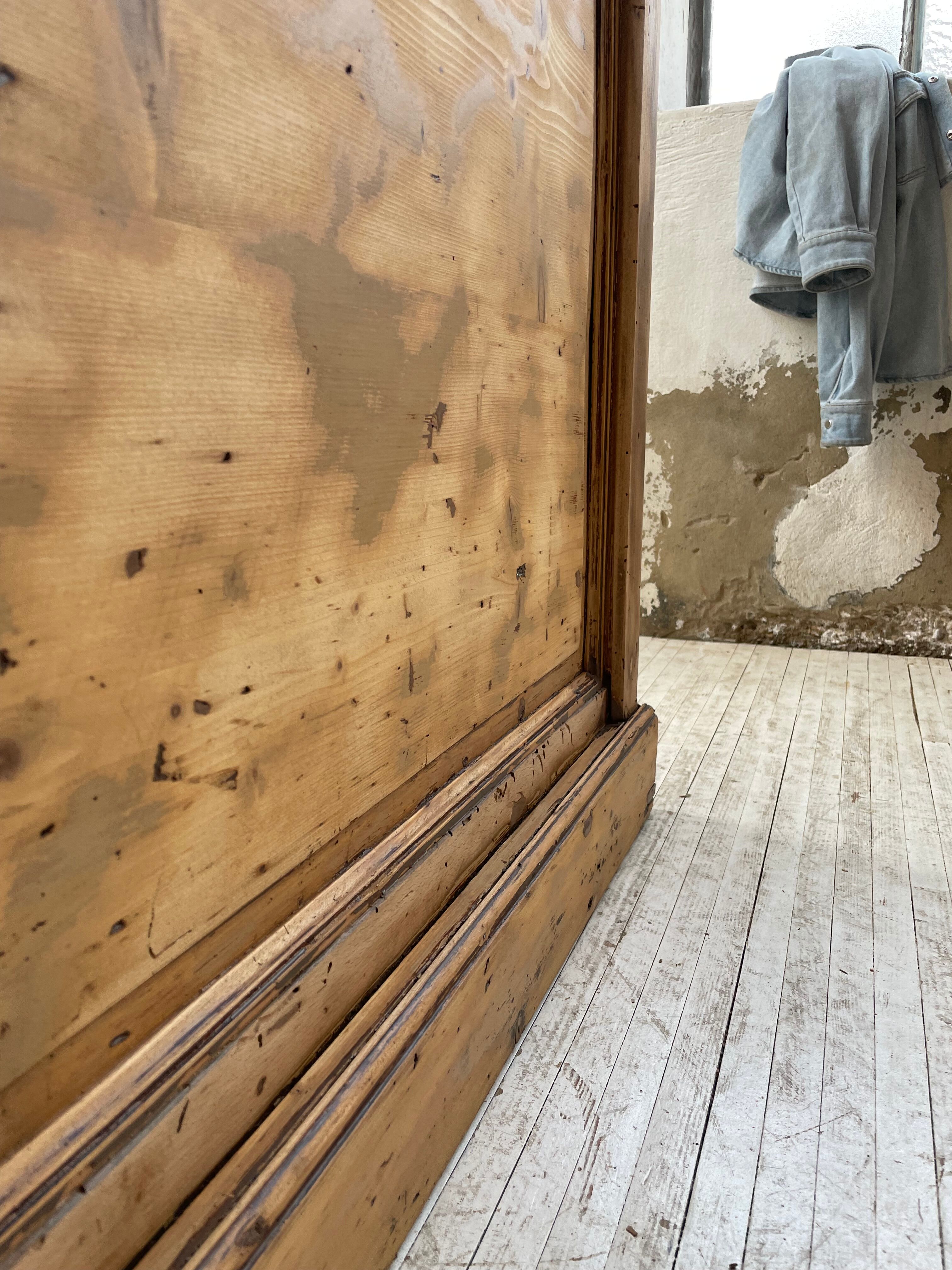 Trading counter central island pine