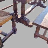 Table de ferme avec deux chaises et deux bancs