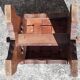 Paire de tabourets brutalistes, assise cuir.