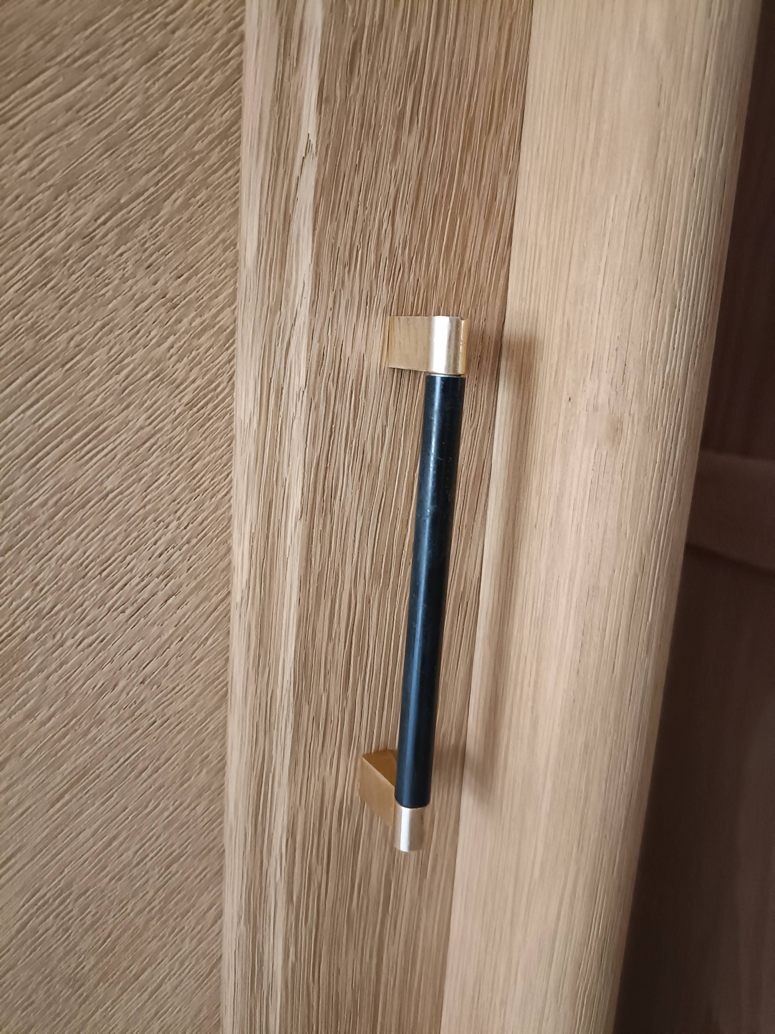 Wardrobe/sliding doors and tapered legs