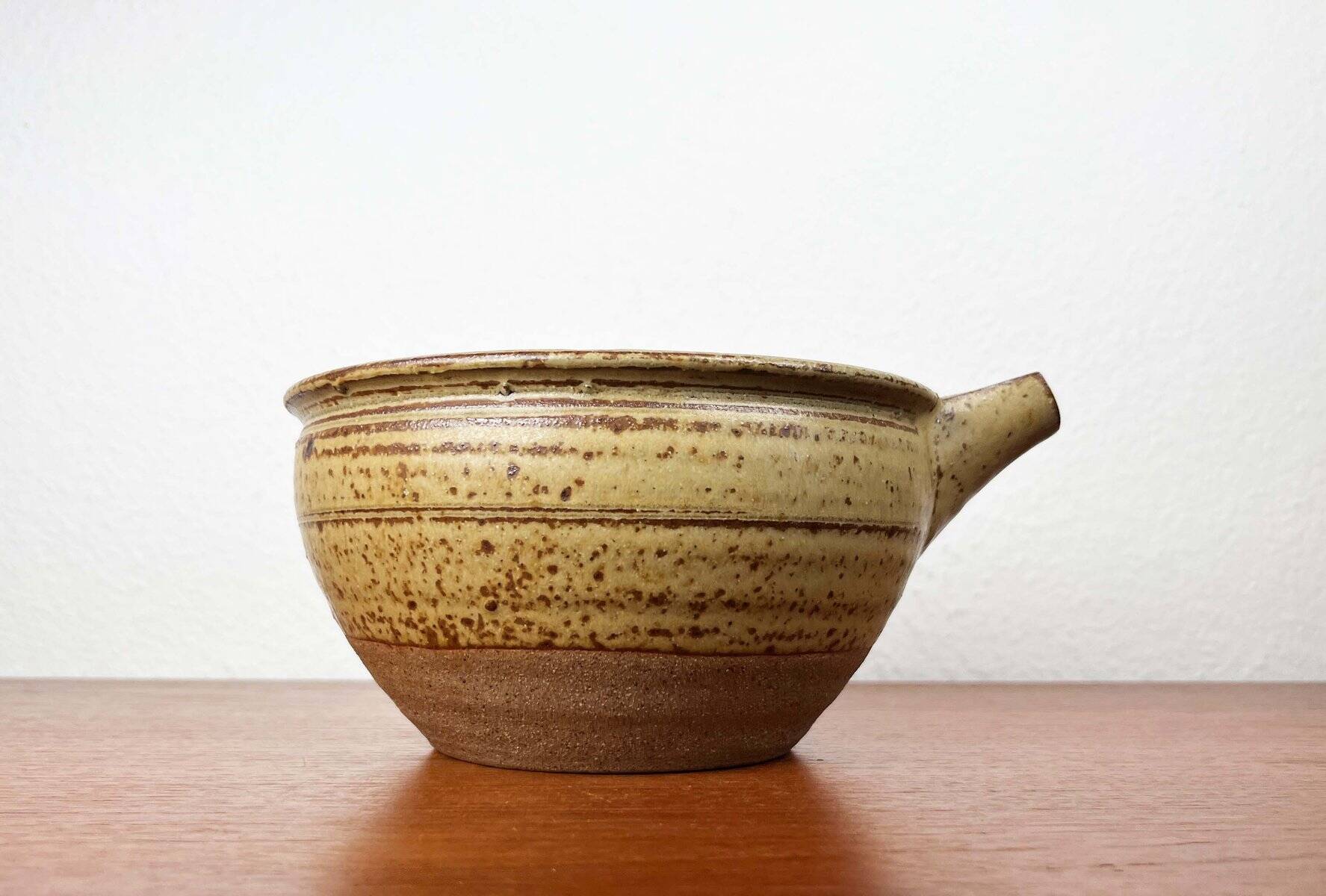 Mid-century modern British studio pottery bowl by Richard Batterham, 1960s.