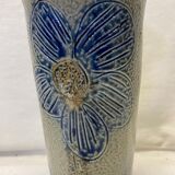 Artisanal vase in gray sandstone flower pattern