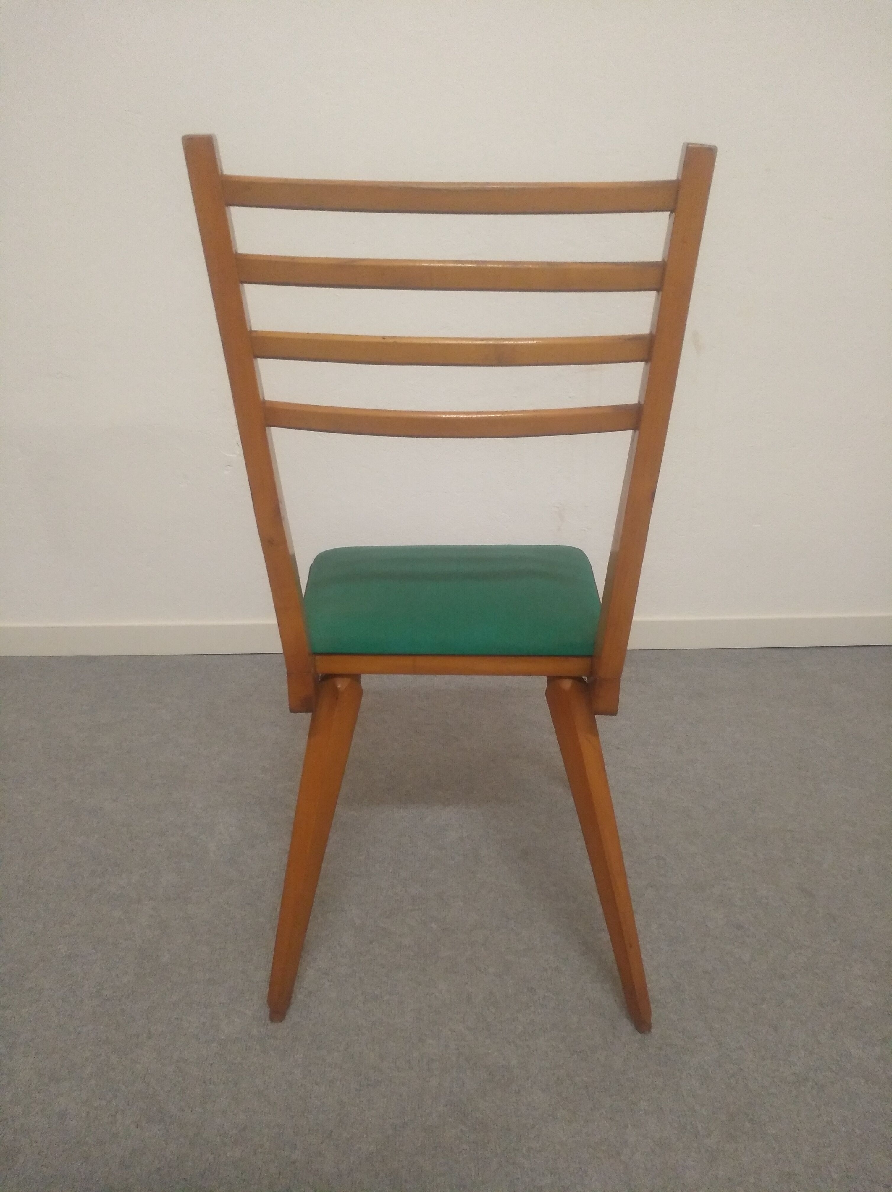 Suite de 4 chaises des années 50