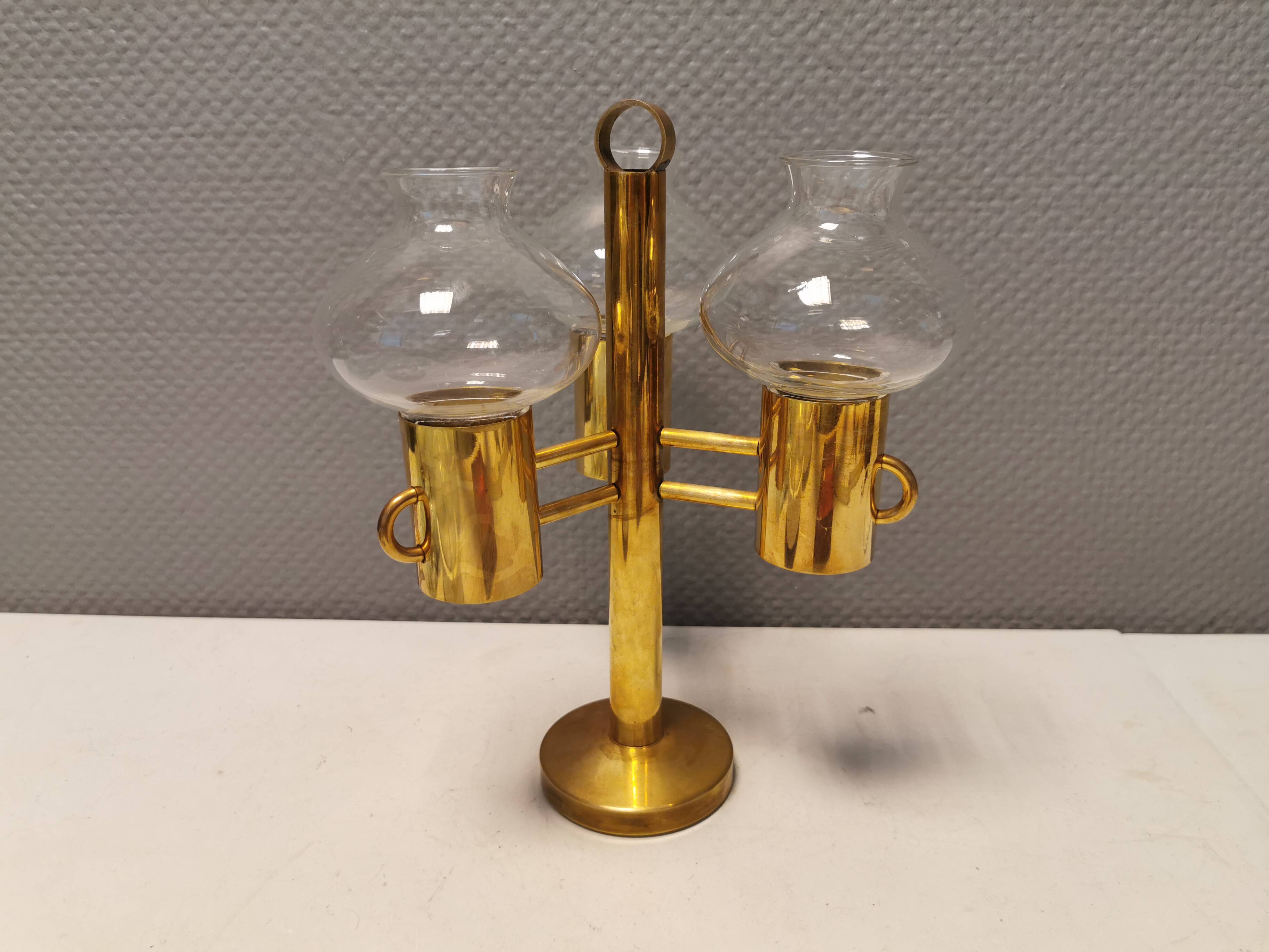 Bougeoir en laiton avec abat-jour en verre translucide fabriqué par Norway Candle Design années 1960