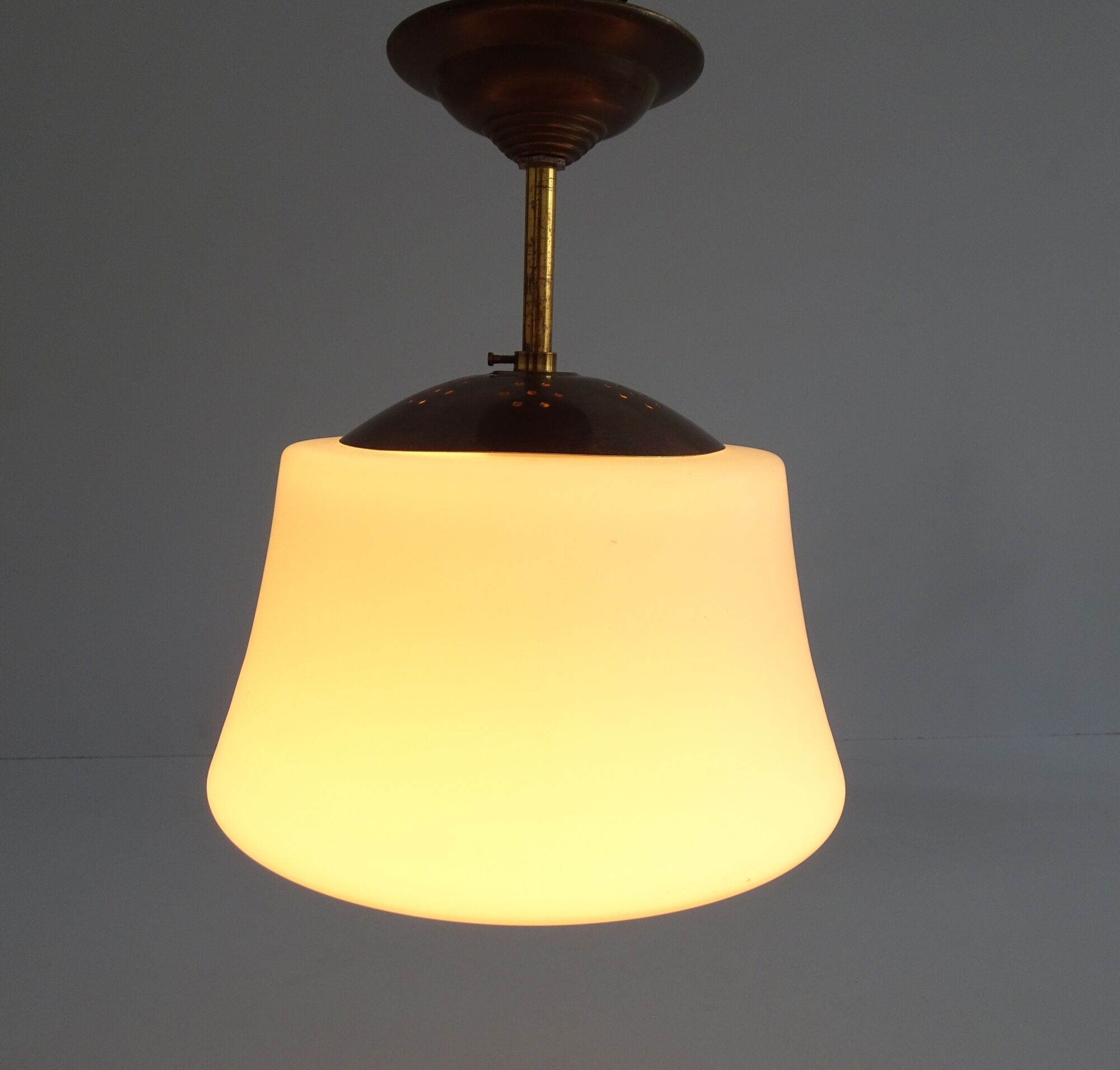 Suspension Bauhaus en verre opal et laiton