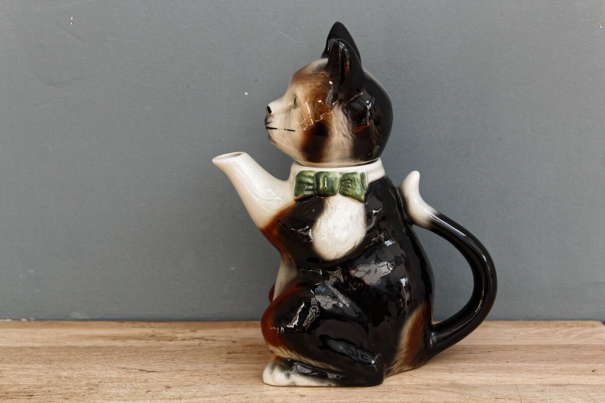 Tony wood english teapot, cat form