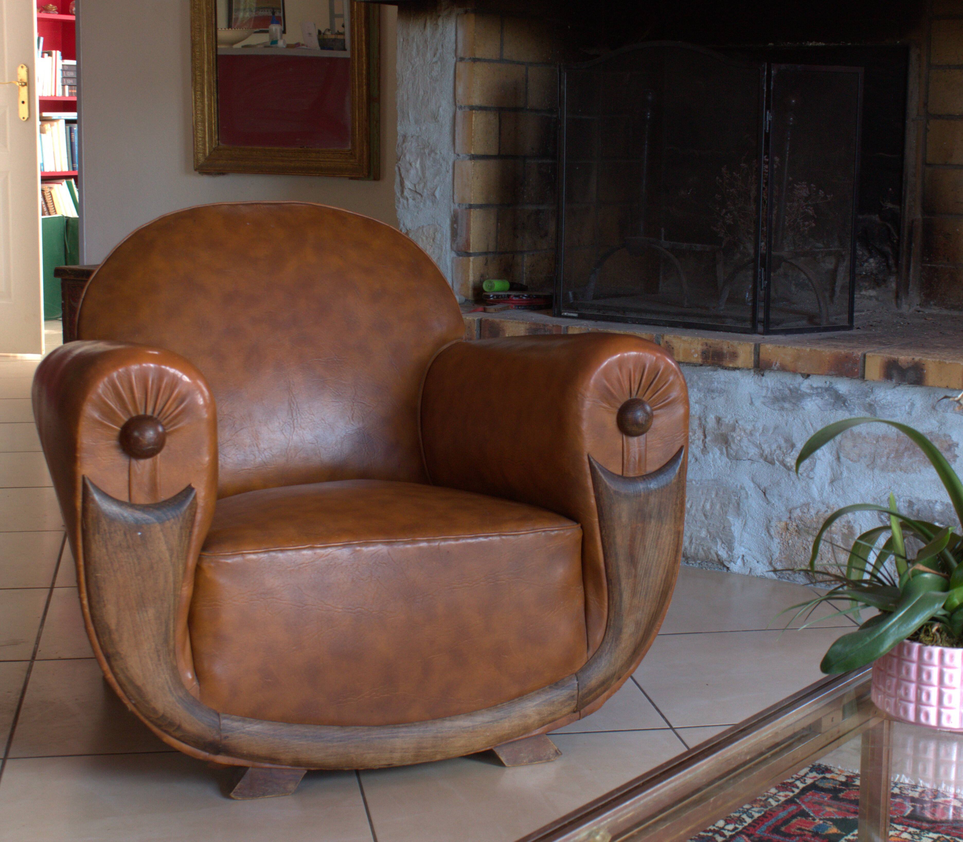 Leather club chair in good condition