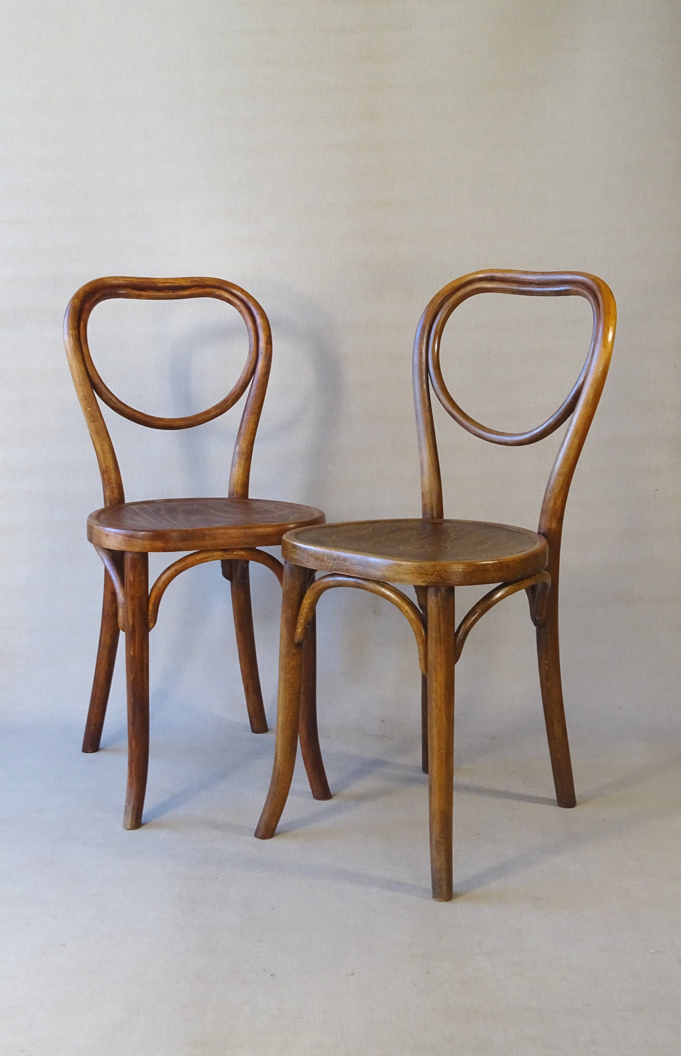 2 Thonet Coeur N°28 bistro chairs in wood, 1925