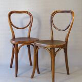 2 Thonet Coeur N°28 bistro chairs in wood, 1925