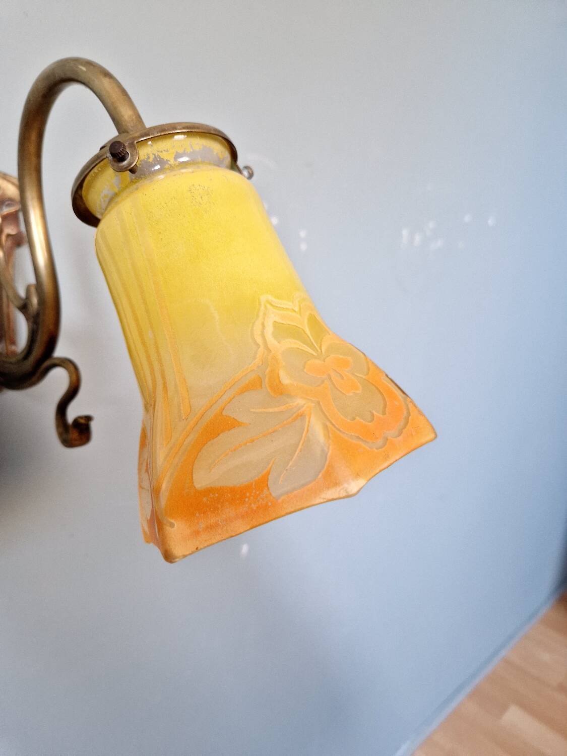 Art Nouveau wall light in bronze and satin glass, 1910s