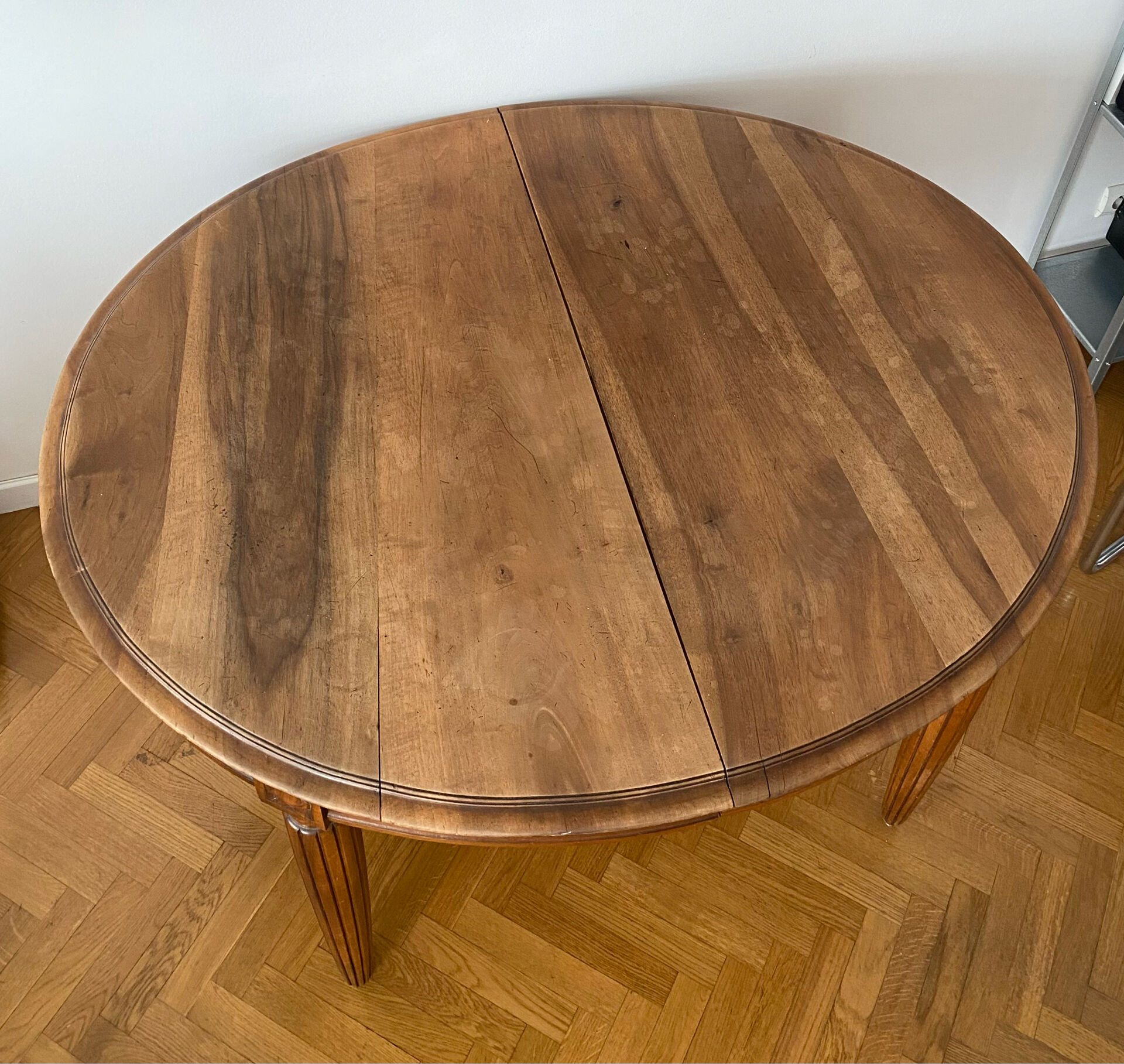 Extendable wooden table