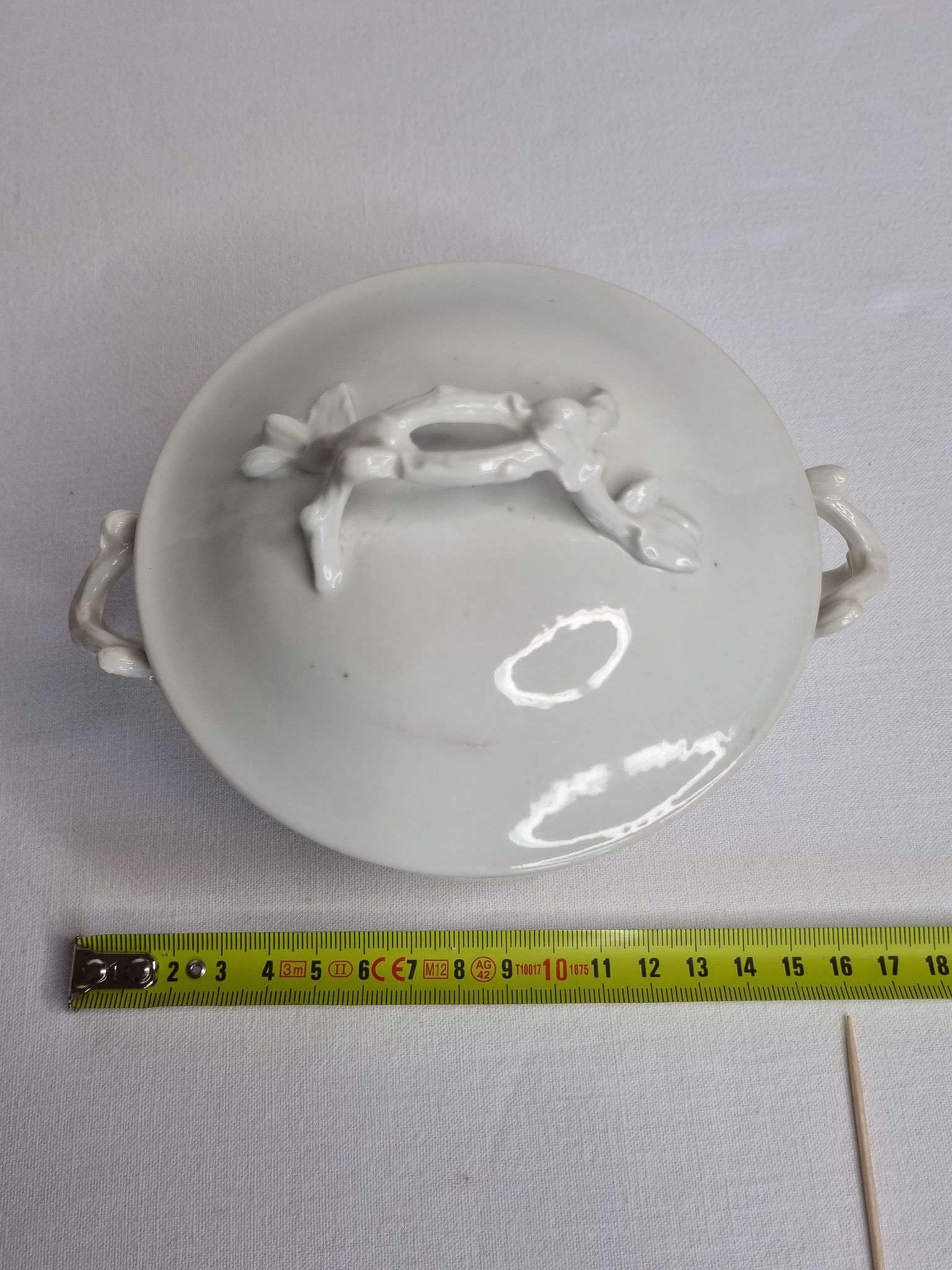Bonbonnière en porcelaine émaillée blanche, 16 cm