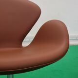 Pair Arne Jacobsen Swan chairs Fritz hansen