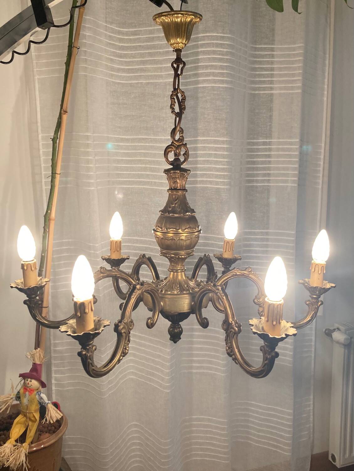 Grand lustre en bronze doré Style Louis XV à 6 bras de lumières époque XXe
