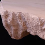 Table basse design effet roche travertin — pièce unique sculptée main