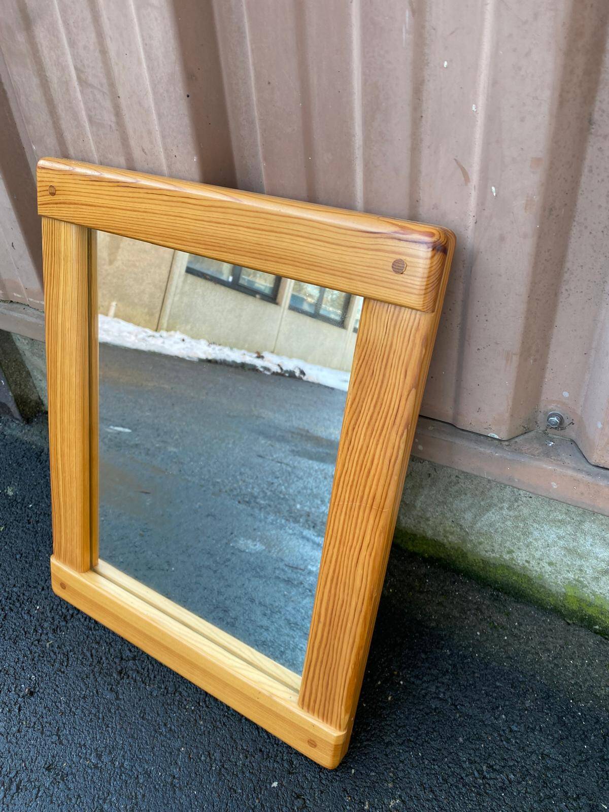 Scandinavian rectangular rounded mirror in pine 40x50cm
