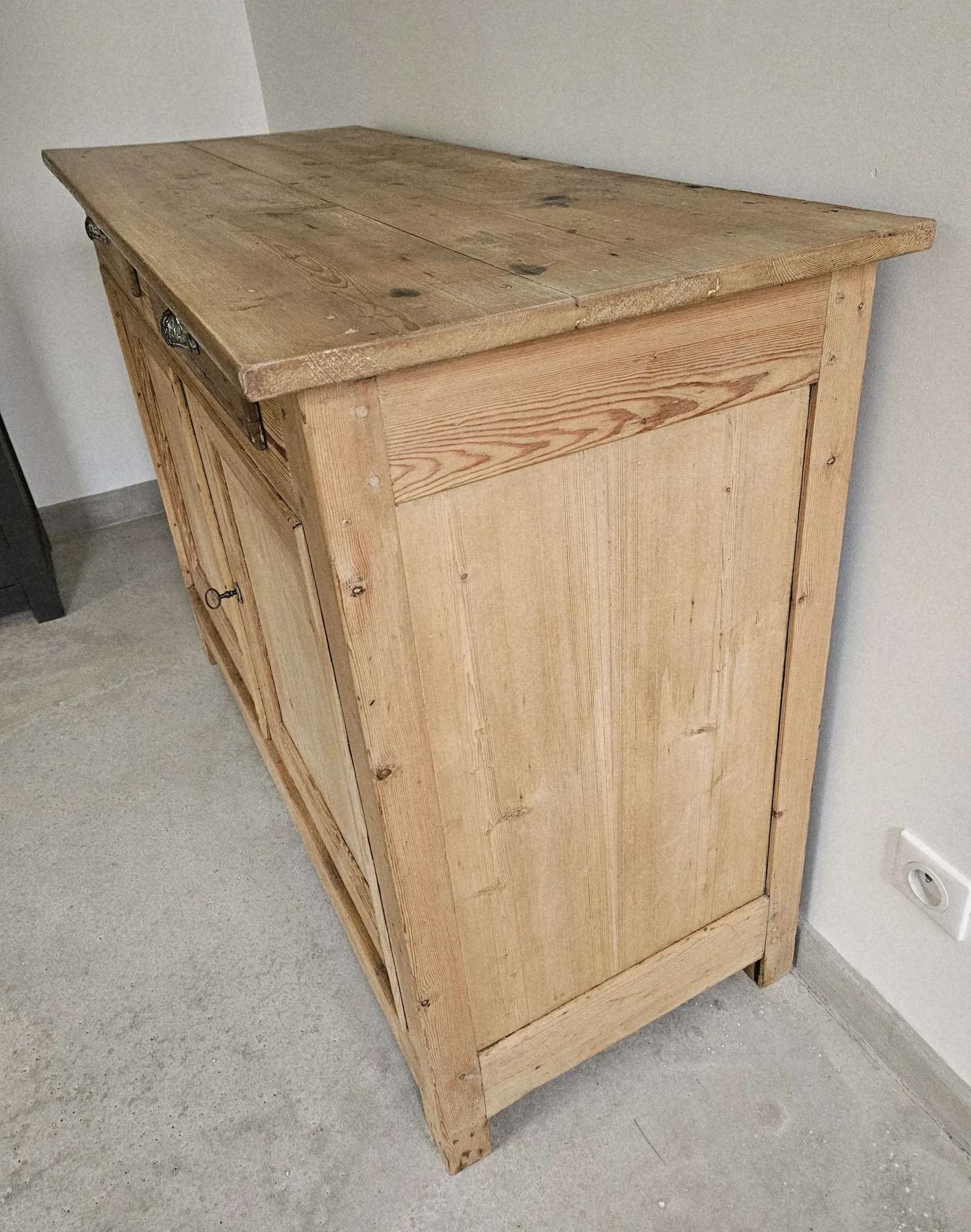 Very buffet just old solid raw pine wood.