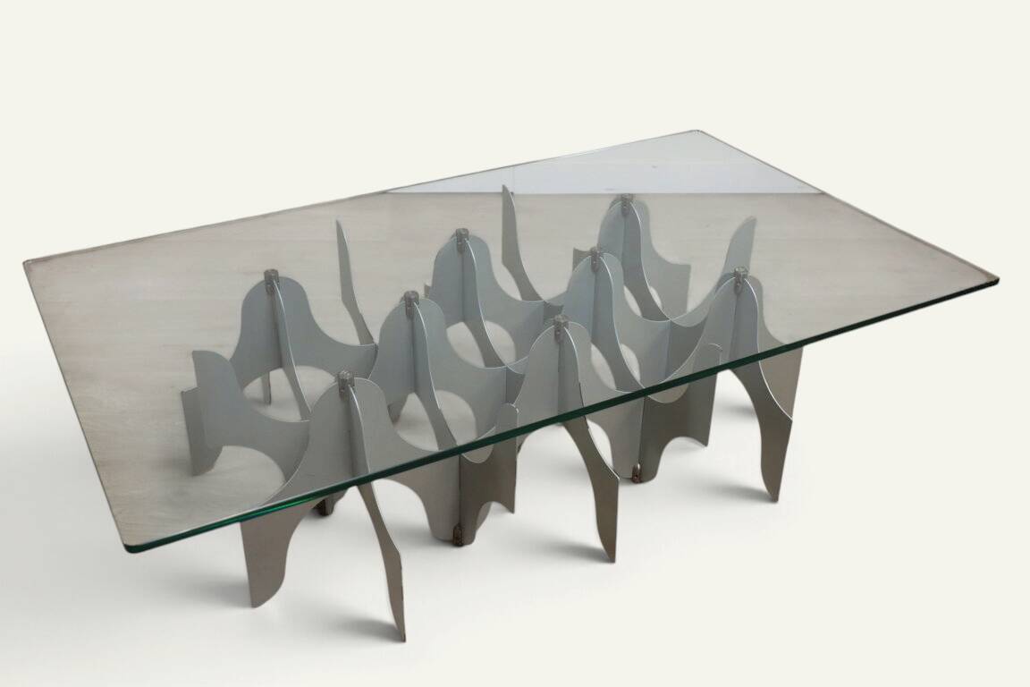 Minimalist sculptural coffee table in metal and glass – 1970