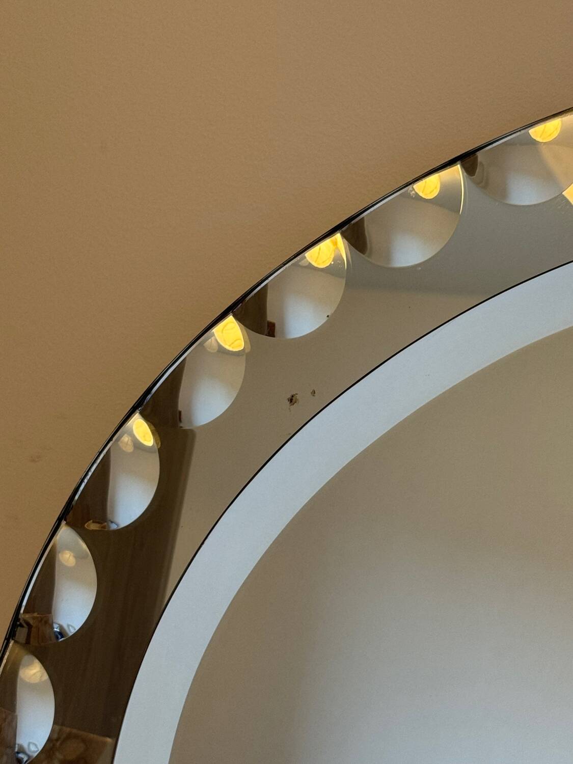 Vintage oval decorative mirror with beveled and chiseled effect